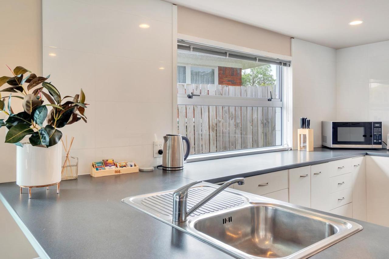 Sunny Side Getaway With Parking And Aircon Villa Auckland Exterior photo